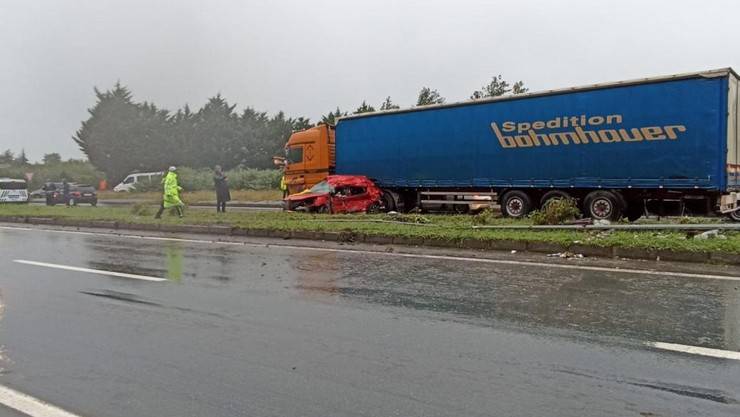 Rize'de karşı yöne geçen otomobilin tırla çarpışması sonucu 3 kişi öldü 11