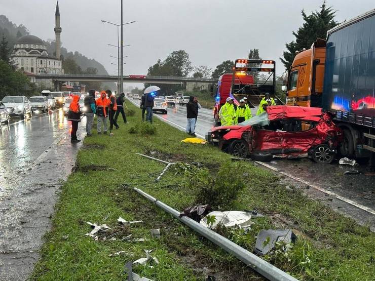 Rize'de karşı yöne geçen otomobilin tırla çarpışması sonucu 3 kişi öldü 12