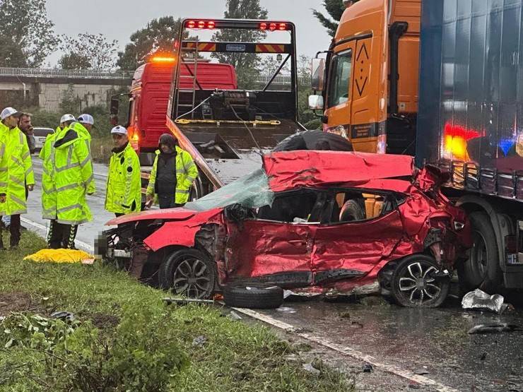 Rize'de karşı yöne geçen otomobilin tırla çarpışması sonucu 3 kişi öldü 13