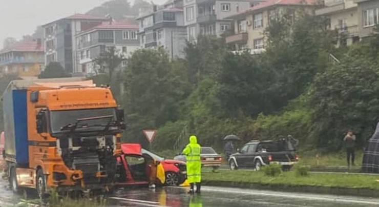 Rize'de karşı yöne geçen otomobilin tırla çarpışması sonucu 3 kişi öldü 2