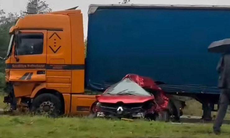 Rize'de karşı yöne geçen otomobilin tırla çarpışması sonucu 3 kişi öldü 3