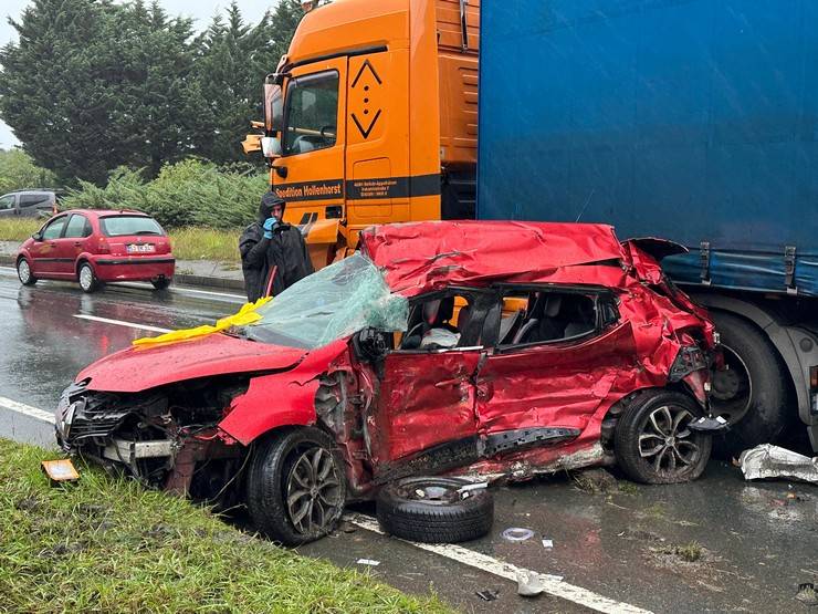 Rize'de karşı yöne geçen otomobilin tırla çarpışması sonucu 3 kişi öldü 4