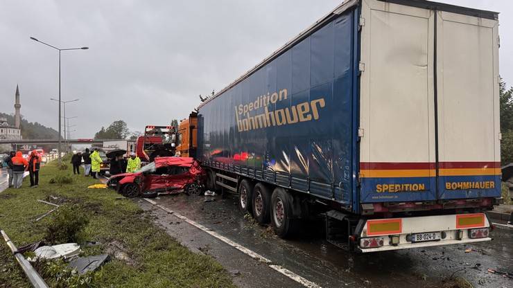 Rize'de karşı yöne geçen otomobilin tırla çarpışması sonucu 3 kişi öldü 5