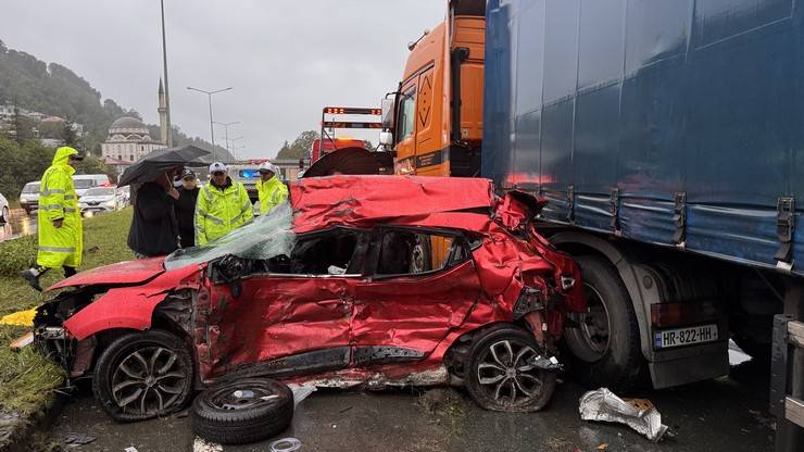 Rize'de karşı yöne geçen otomobilin tırla çarpışması sonucu 3 kişi öldü 6