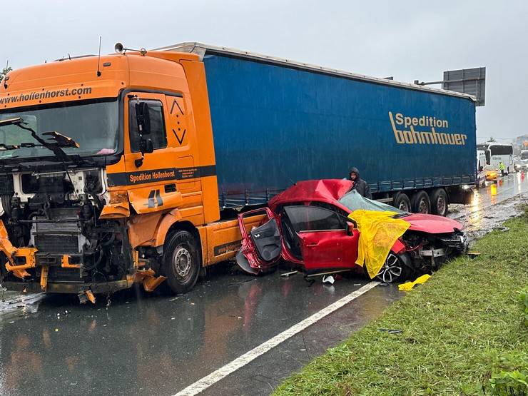 Rize'de karşı yöne geçen otomobilin tırla çarpışması sonucu 3 kişi öldü 7
