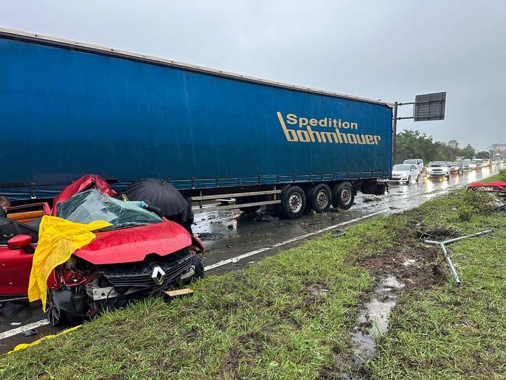 Rize'de karşı yöne geçen otomobilin tırla çarpışması sonucu 3 kişi öldü 8