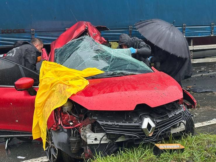 Rize'de karşı yöne geçen otomobilin tırla çarpışması sonucu 3 kişi öldü 9