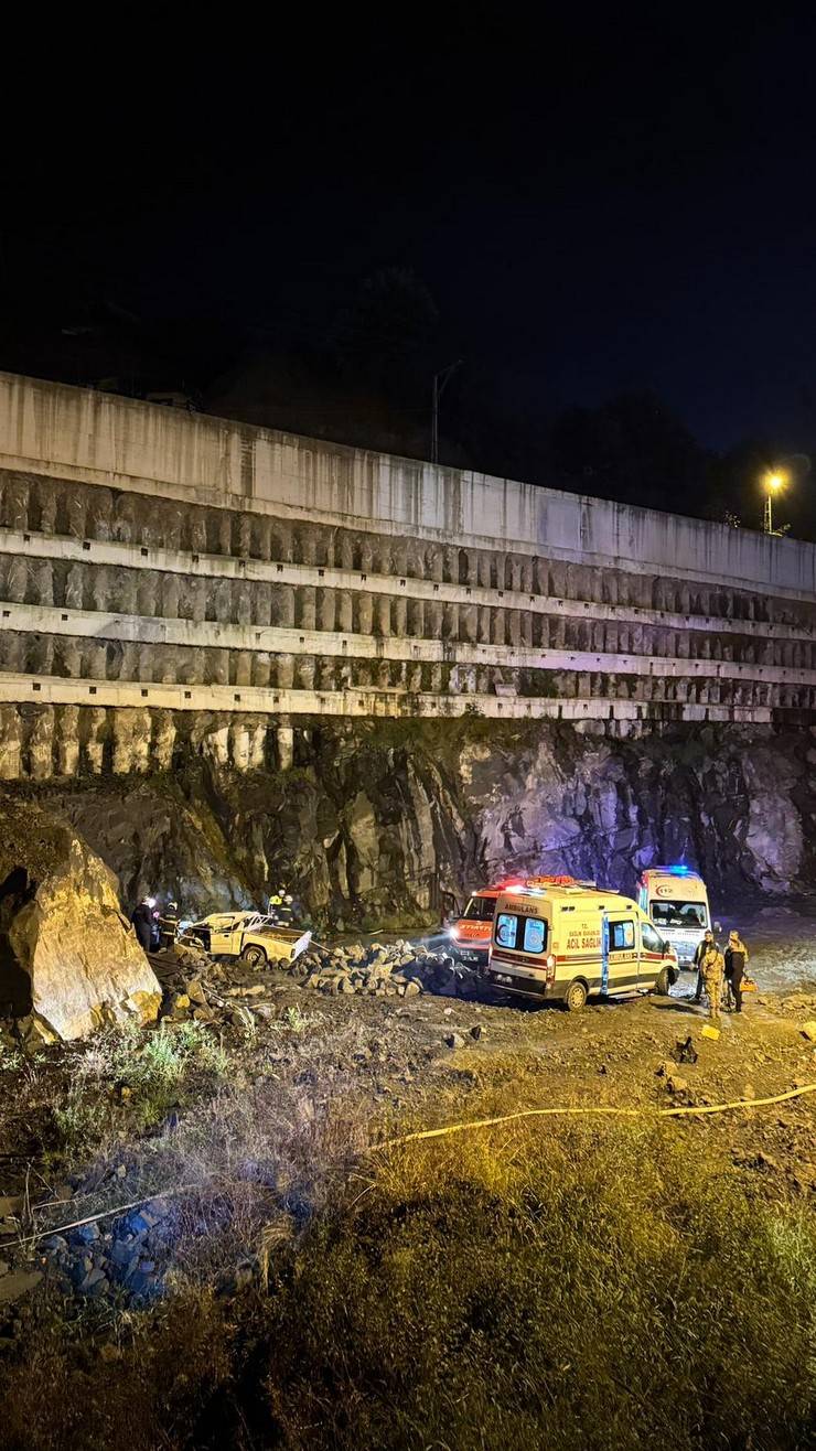 Rize’de Kamyonet Yeni Otobüs Terminali İnşaat Alanına Düştü: 1 Ölü 2