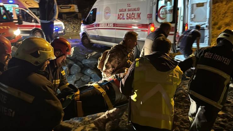 Rize’de Kamyonet Yeni Otobüs Terminali İnşaat Alanına Düştü: 1 Ölü 4