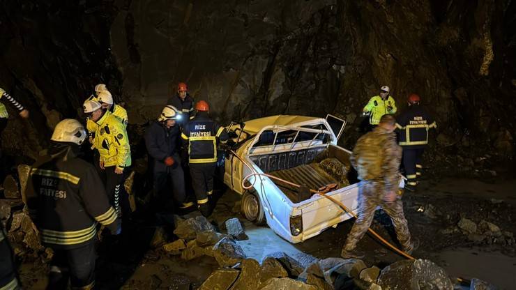 Rize’de Kamyonet Yeni Otobüs Terminali İnşaat Alanına Düştü: 1 Ölü 5
