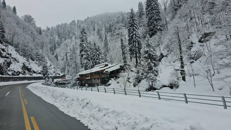 Rize’de kar ve soğuk hava etkisini sürdürüyor. 11