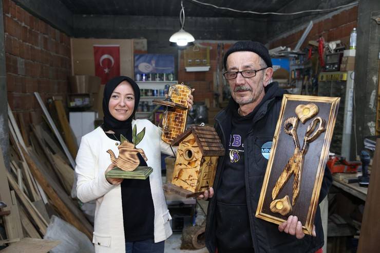 Rize’de Örnek Dayanışma: Emekli Muhtar Tasarlıyor, Gelini Destek Veriyor 1