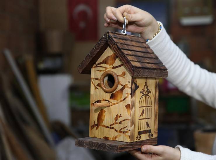 Rize’de Örnek Dayanışma: Emekli Muhtar Tasarlıyor, Gelini Destek Veriyor 15