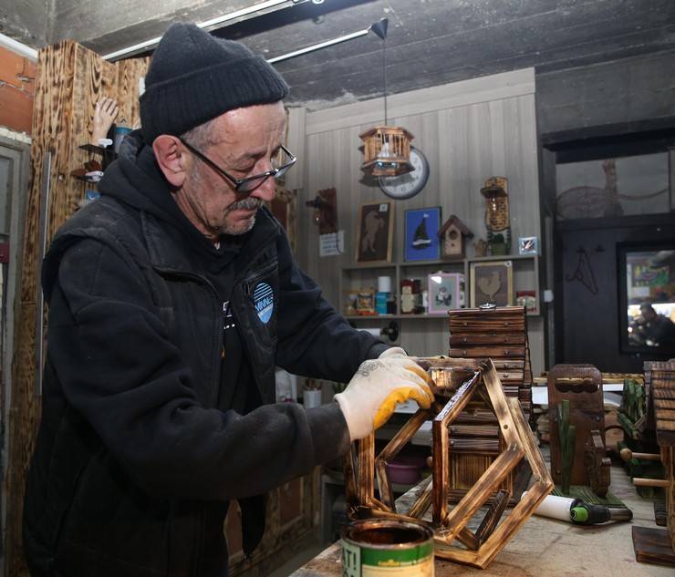 Rize’de Örnek Dayanışma: Emekli Muhtar Tasarlıyor, Gelini Destek Veriyor 16