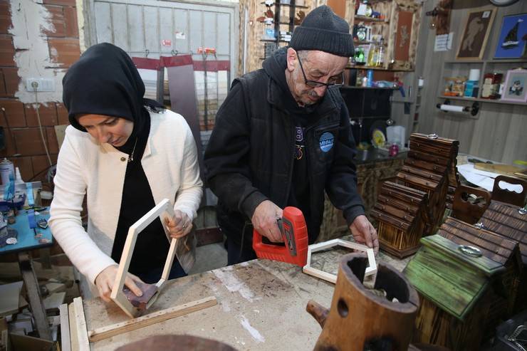 Rize’de Örnek Dayanışma: Emekli Muhtar Tasarlıyor, Gelini Destek Veriyor 17