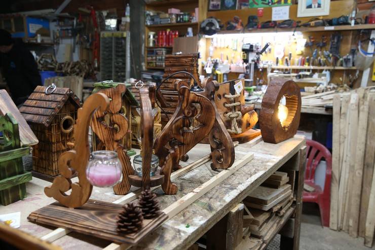 Rize’de Örnek Dayanışma: Emekli Muhtar Tasarlıyor, Gelini Destek Veriyor 18