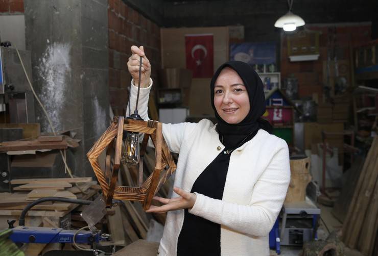 Rize’de Örnek Dayanışma: Emekli Muhtar Tasarlıyor, Gelini Destek Veriyor 2