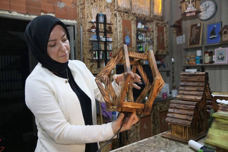 Rize’de Örnek Dayanışma: Emekli Muhtar Tasarlıyor, Gelini Destek Veriyor 3