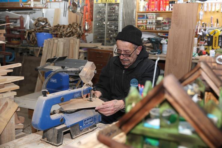 Rize’de Örnek Dayanışma: Emekli Muhtar Tasarlıyor, Gelini Destek Veriyor 5