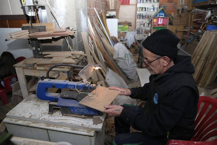 Rize’de Örnek Dayanışma: Emekli Muhtar Tasarlıyor, Gelini Destek Veriyor 7