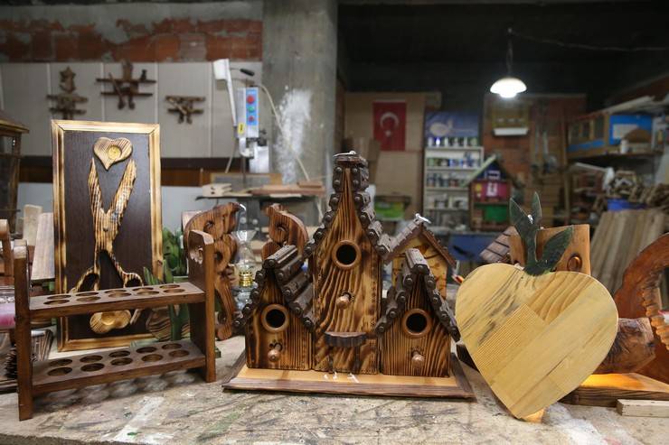 Rize’de Örnek Dayanışma: Emekli Muhtar Tasarlıyor, Gelini Destek Veriyor 8