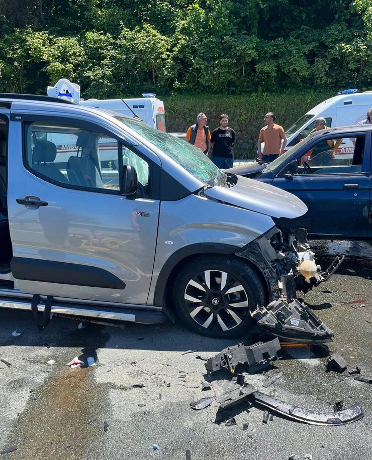 Rize'de üç aracın karıştığı trafik kazasında 2 kişi öldü, 3 kişi yaralandı 1
