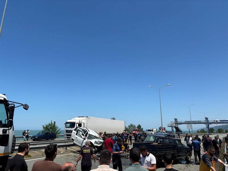 Rize'de üç aracın karıştığı trafik kazasında 2 kişi öldü, 3 kişi yaralandı 10