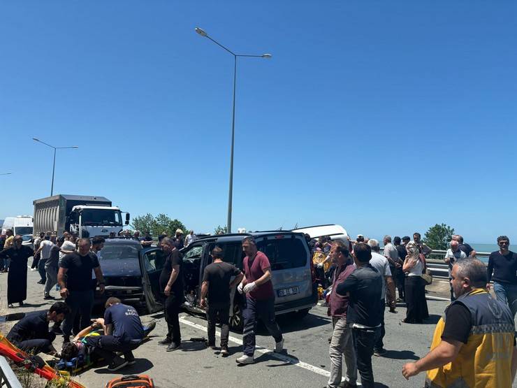 Rize'de üç aracın karıştığı trafik kazasında 2 kişi öldü, 3 kişi yaralandı 11