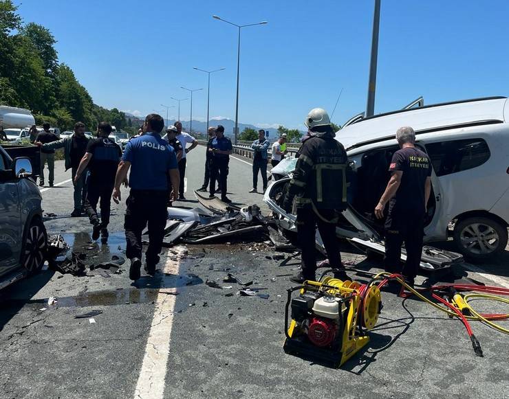 Rize'de üç aracın karıştığı trafik kazasında 2 kişi öldü, 3 kişi yaralandı 12