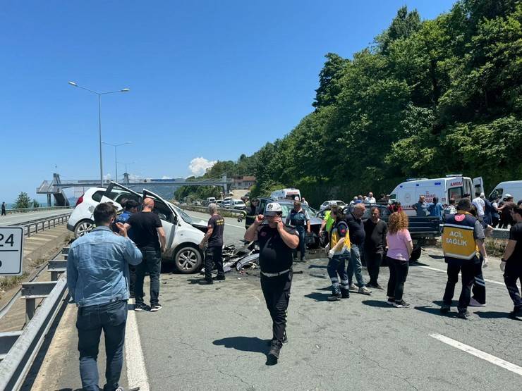 Rize'de üç aracın karıştığı trafik kazasında 2 kişi öldü, 3 kişi yaralandı 13