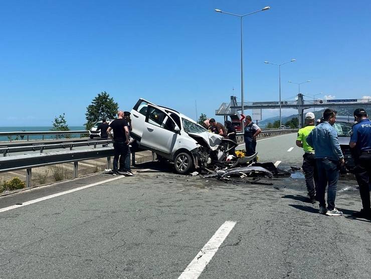 Rize'de üç aracın karıştığı trafik kazasında 2 kişi öldü, 3 kişi yaralandı 2