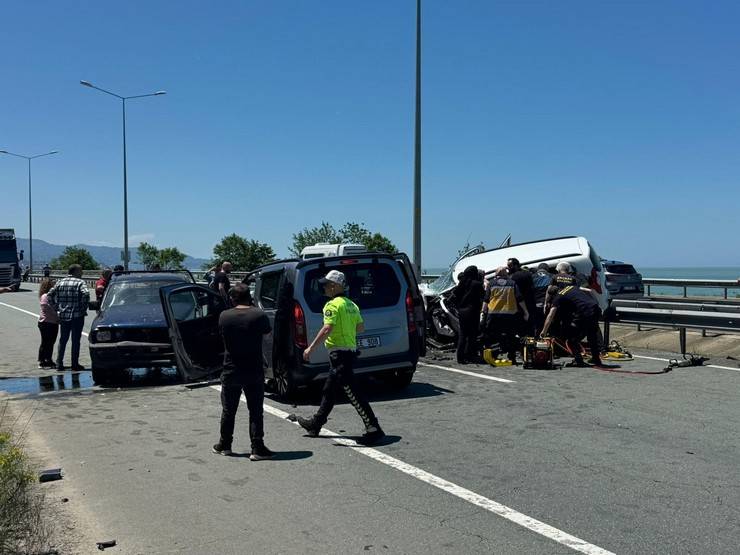 Rize'de üç aracın karıştığı trafik kazasında 2 kişi öldü, 3 kişi yaralandı 3