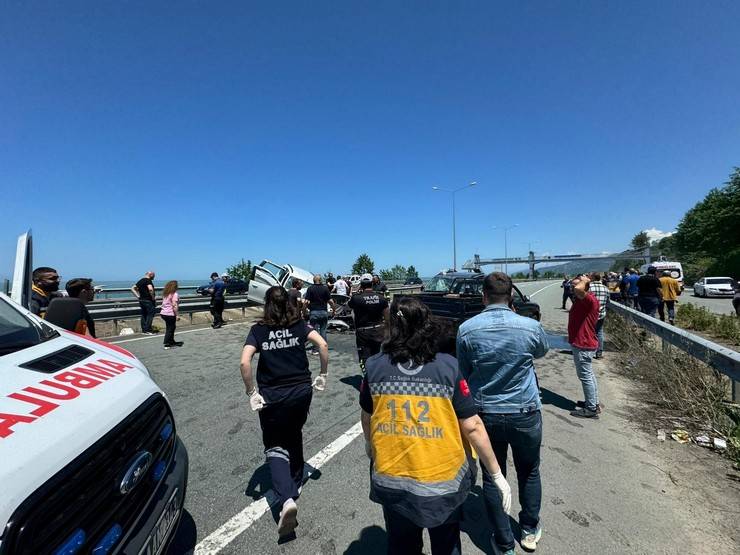 Rize'de üç aracın karıştığı trafik kazasında 2 kişi öldü, 3 kişi yaralandı 4