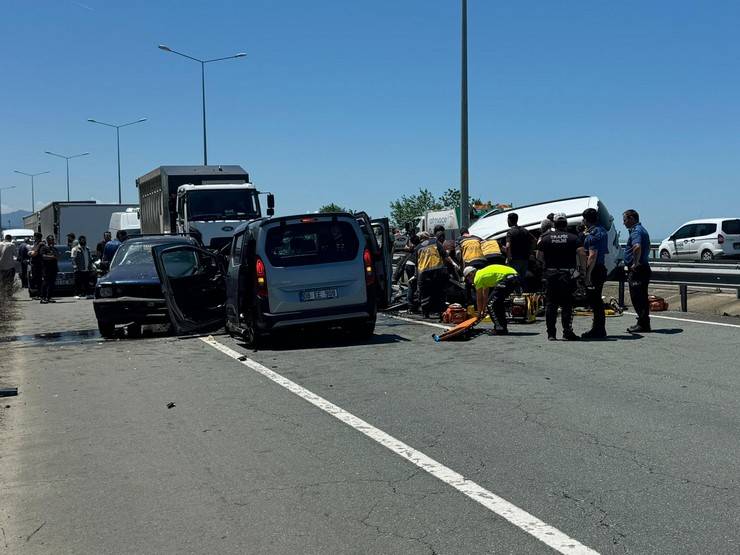 Rize'de üç aracın karıştığı trafik kazasında 2 kişi öldü, 3 kişi yaralandı 6