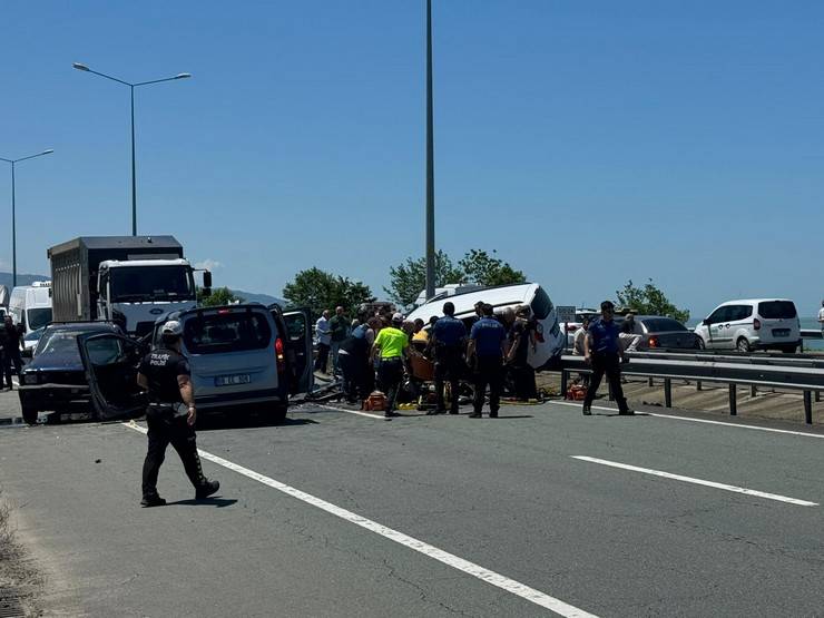 Rize'de üç aracın karıştığı trafik kazasında 2 kişi öldü, 3 kişi yaralandı 8