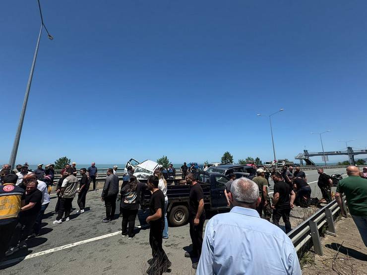 Rize'de üç aracın karıştığı trafik kazasında 2 kişi öldü, 3 kişi yaralandı 9