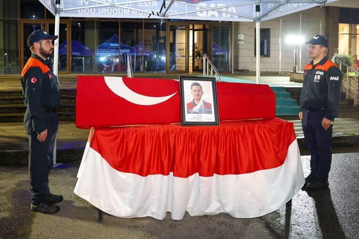 Rize'de botun devrilmesi sonucu vefat eden AFAD personelin cenazesi memleketine uğurlandı 1