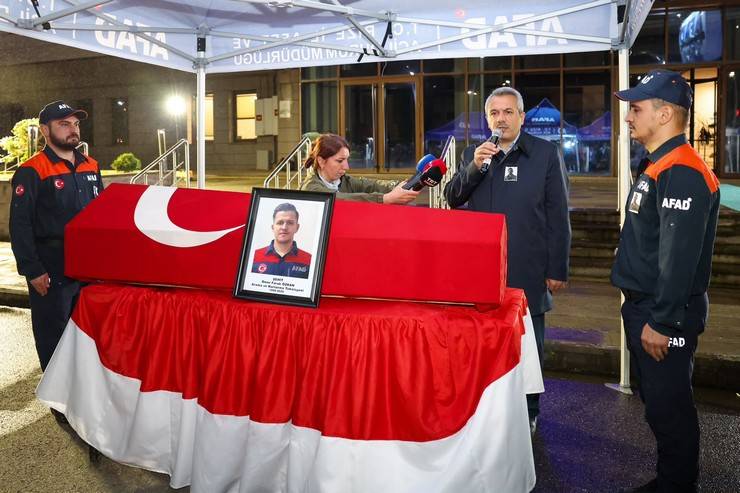 Rize'de botun devrilmesi sonucu vefat eden AFAD personelin cenazesi memleketine uğurlandı 10