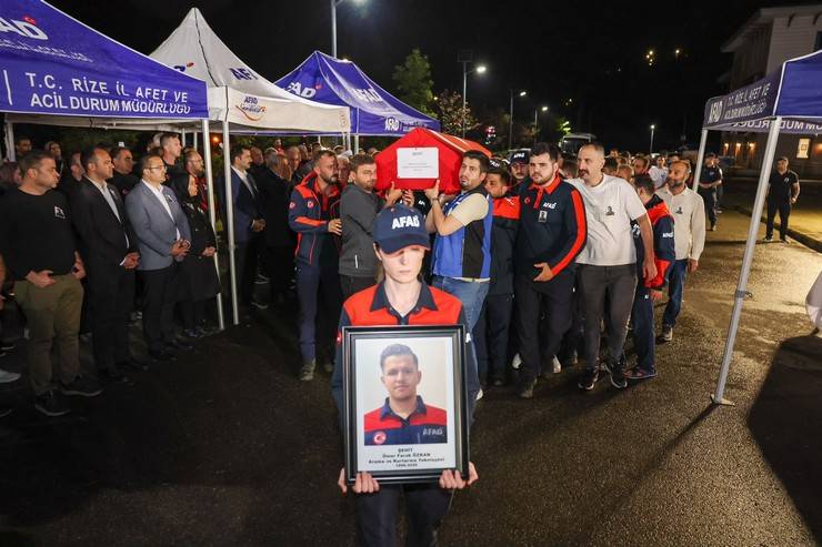 Rize'de botun devrilmesi sonucu vefat eden AFAD personelin cenazesi memleketine uğurlandı 14