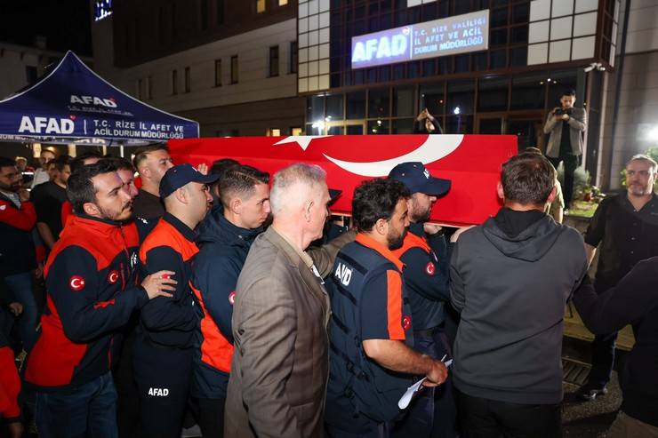Rize'de botun devrilmesi sonucu vefat eden AFAD personelin cenazesi memleketine uğurlandı 15