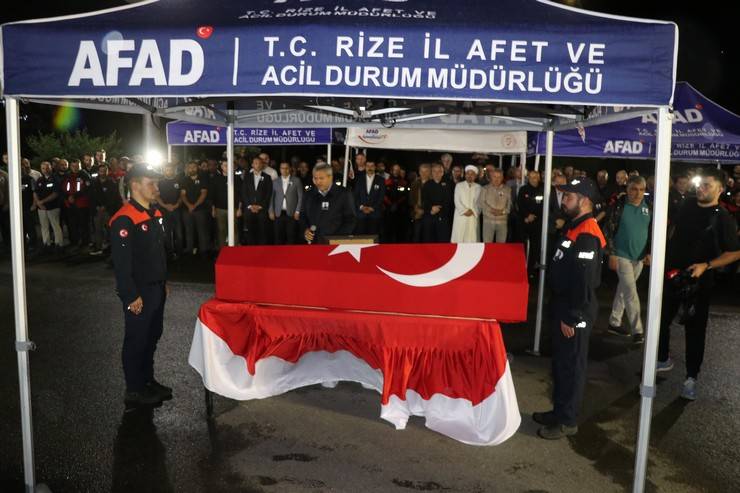 Rize'de botun devrilmesi sonucu vefat eden AFAD personelin cenazesi memleketine uğurlandı 18