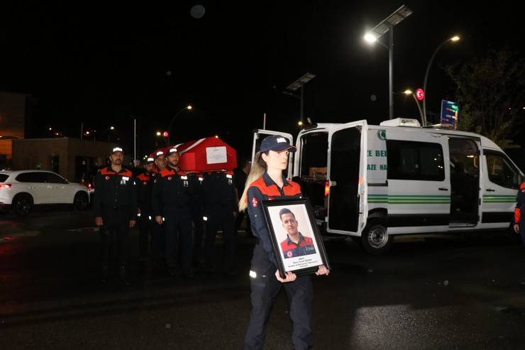 Rize'de botun devrilmesi sonucu vefat eden AFAD personelin cenazesi memleketine uğurlandı 2