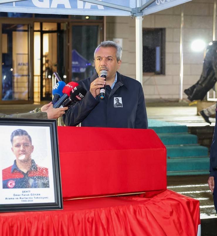 Rize'de botun devrilmesi sonucu vefat eden AFAD personelin cenazesi memleketine uğurlandı 3