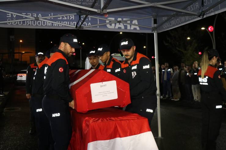 Rize'de botun devrilmesi sonucu vefat eden AFAD personelin cenazesi memleketine uğurlandı 5