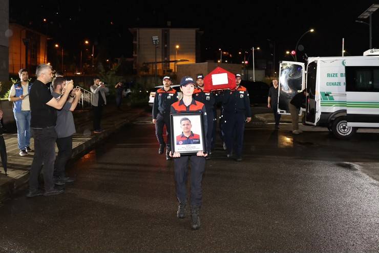Rize'de botun devrilmesi sonucu vefat eden AFAD personelin cenazesi memleketine uğurlandı 7