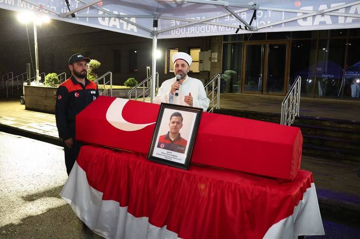 Rize'de botun devrilmesi sonucu vefat eden AFAD personelin cenazesi memleketine uğurlandı 9