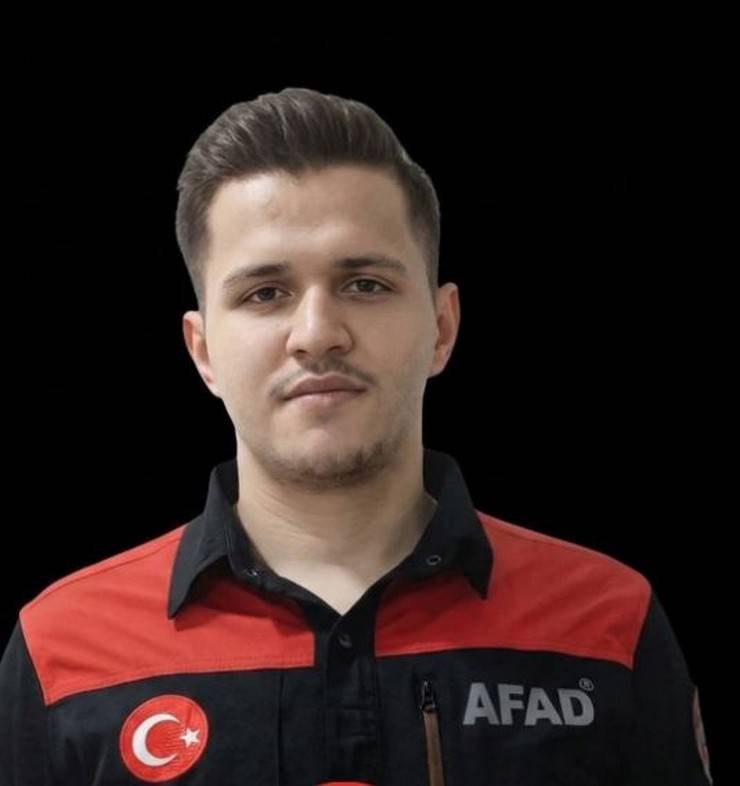 Eşi tabutuna son kez sarıldı, babası namazını kıldırdı: AFAD Rize personeline Bolu'da hüzünlü veda 1