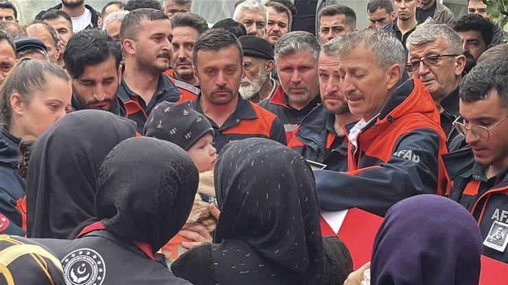 Eşi tabutuna son kez sarıldı, babası namazını kıldırdı: AFAD Rize personeline Bolu'da hüzünlü veda 10