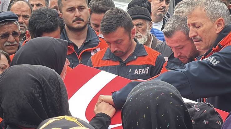 Eşi tabutuna son kez sarıldı, babası namazını kıldırdı: AFAD Rize personeline Bolu'da hüzünlü veda 12