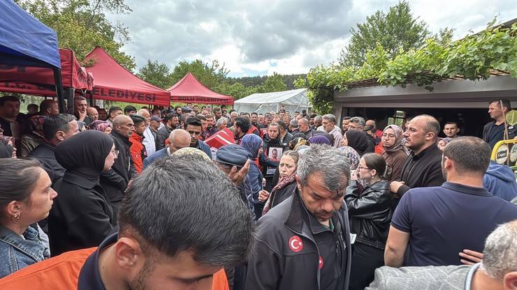 Eşi tabutuna son kez sarıldı, babası namazını kıldırdı: AFAD Rize personeline Bolu'da hüzünlü veda 13